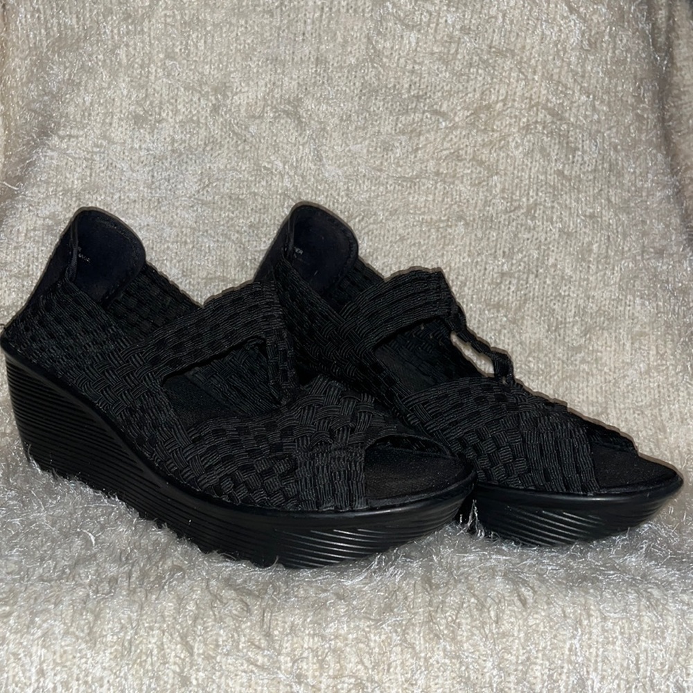 White Mountain Mt. Bernie Mev. Style woven wedge sandal. Size 7.5